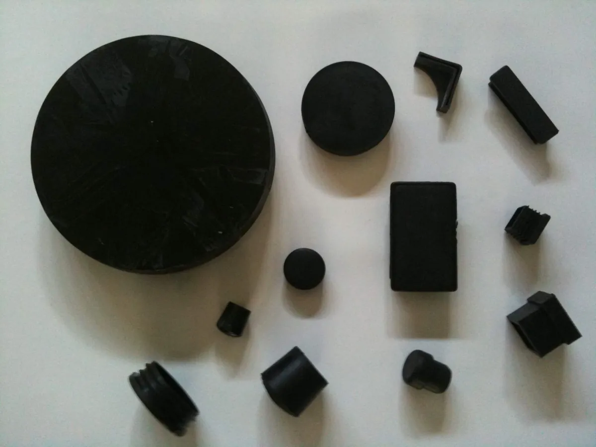 Surtido de conteras y tapones de goma y plástico negros, redondos y rectangulares