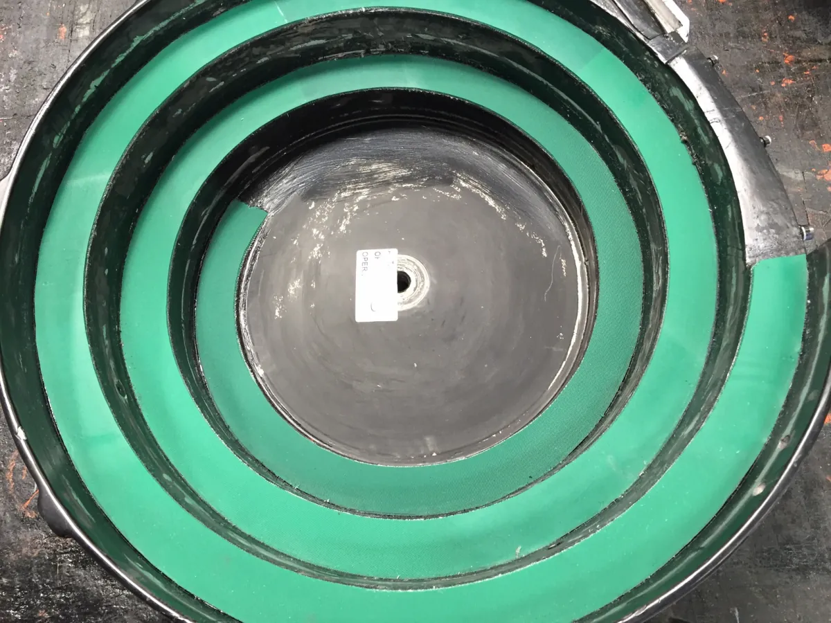 Cuba de vibrador forrada con banda verde a lo largo de su espiral
